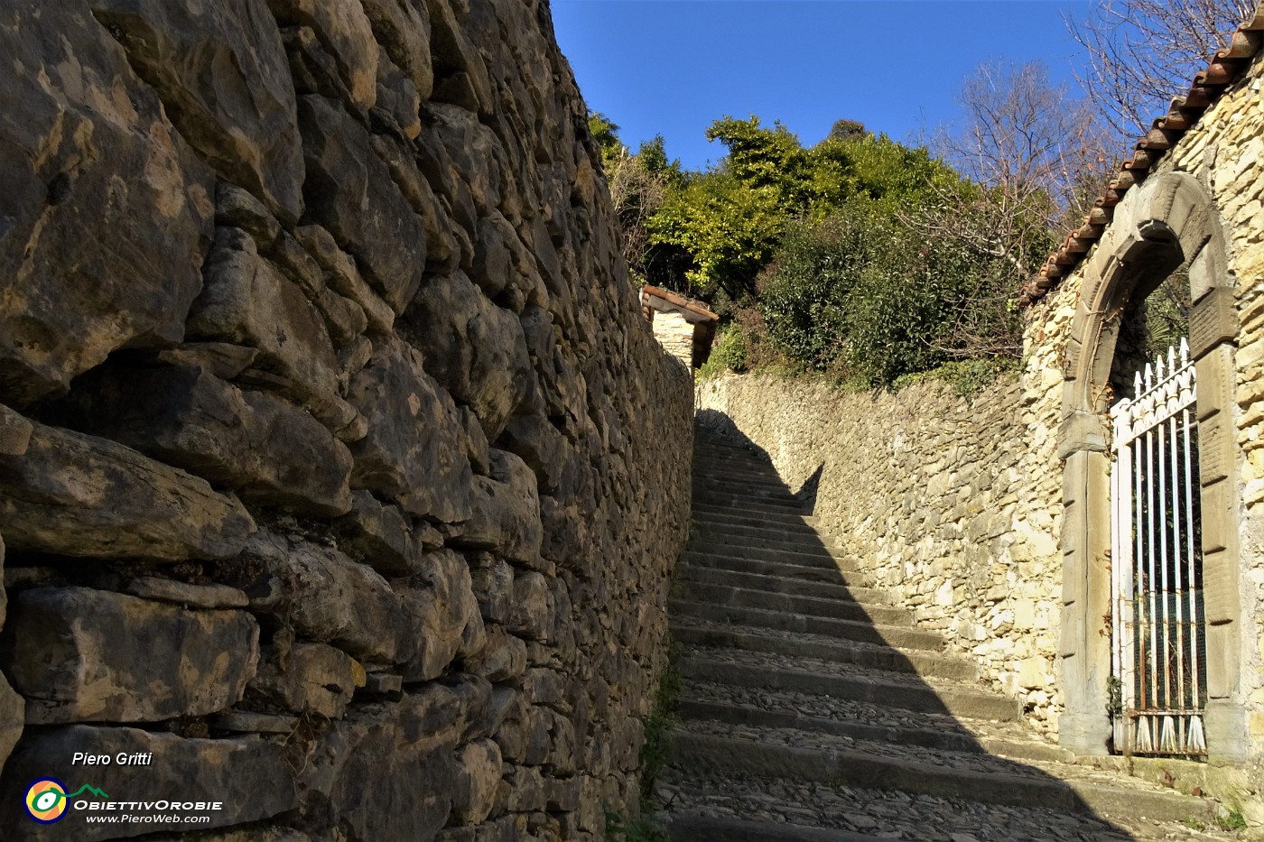 12 'Scaletta delle more', gradinata in pietra, racchiusa tra muri a secco.JPG